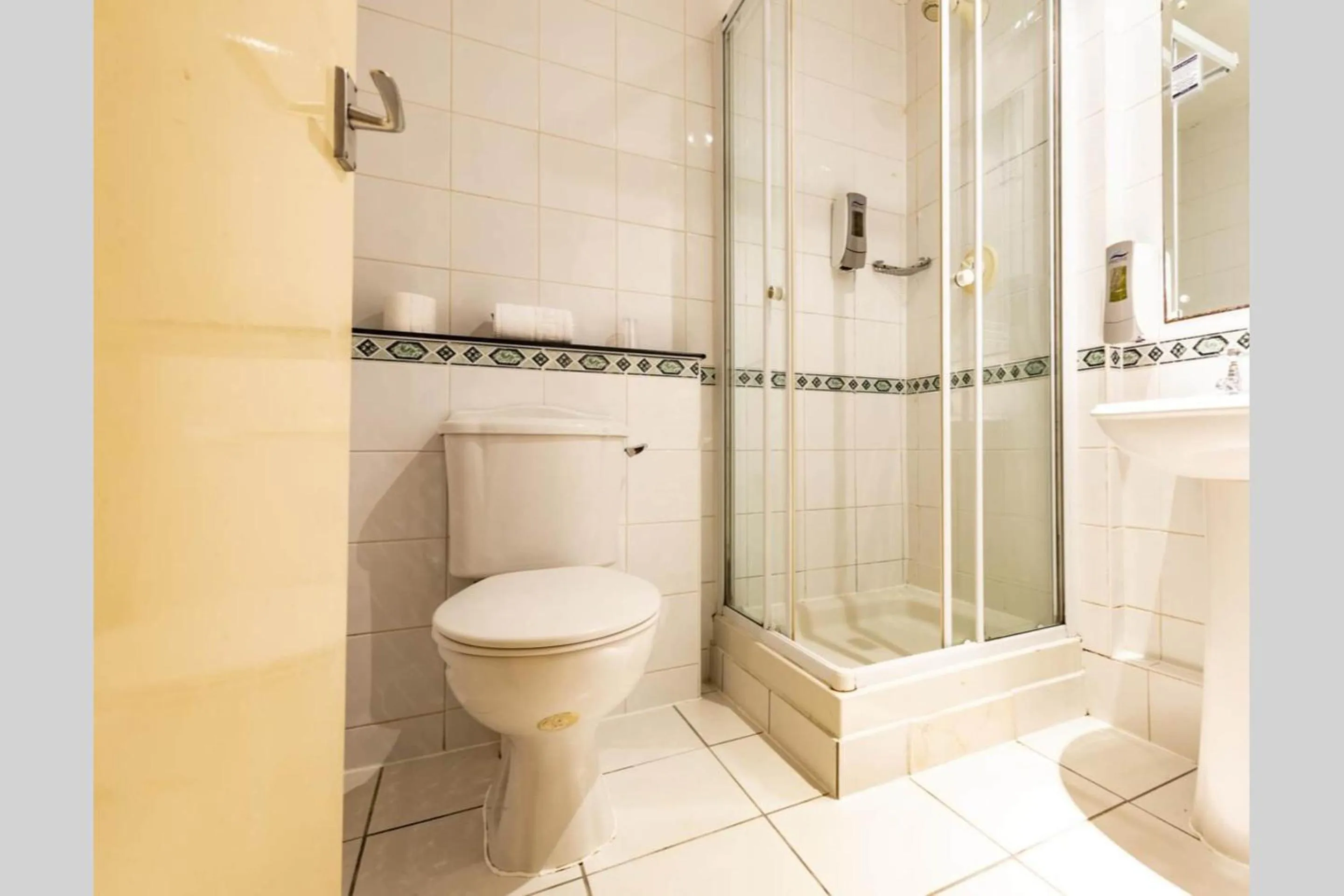 Bathroom in Paddington House Hotel