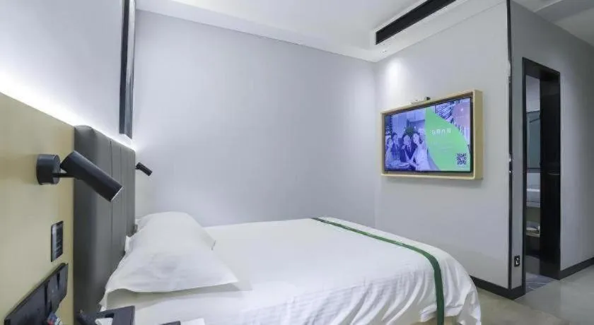 Bed in GreenTree Inn Express Fuyang University Town West High-Speed Railway Station