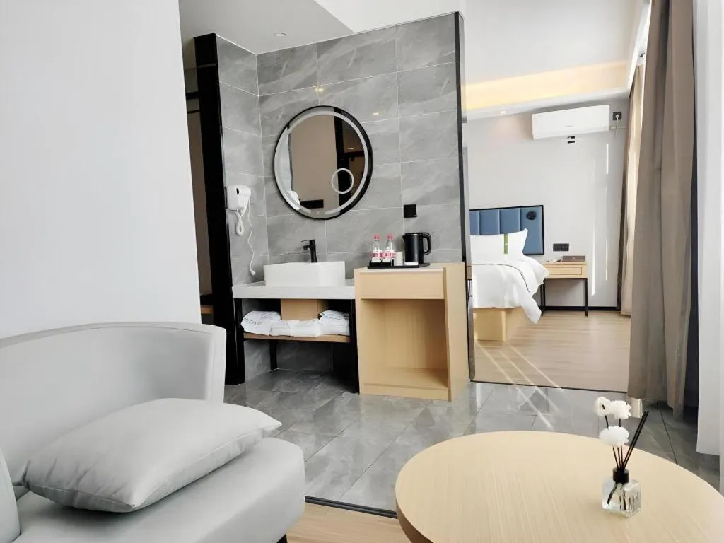 GreenTree Inn Express Qingdao Jiaodong International Airport