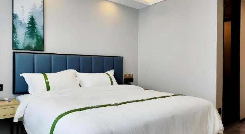 Bed in GreenTree Inn Express Qingdao Jiaodong International Airport