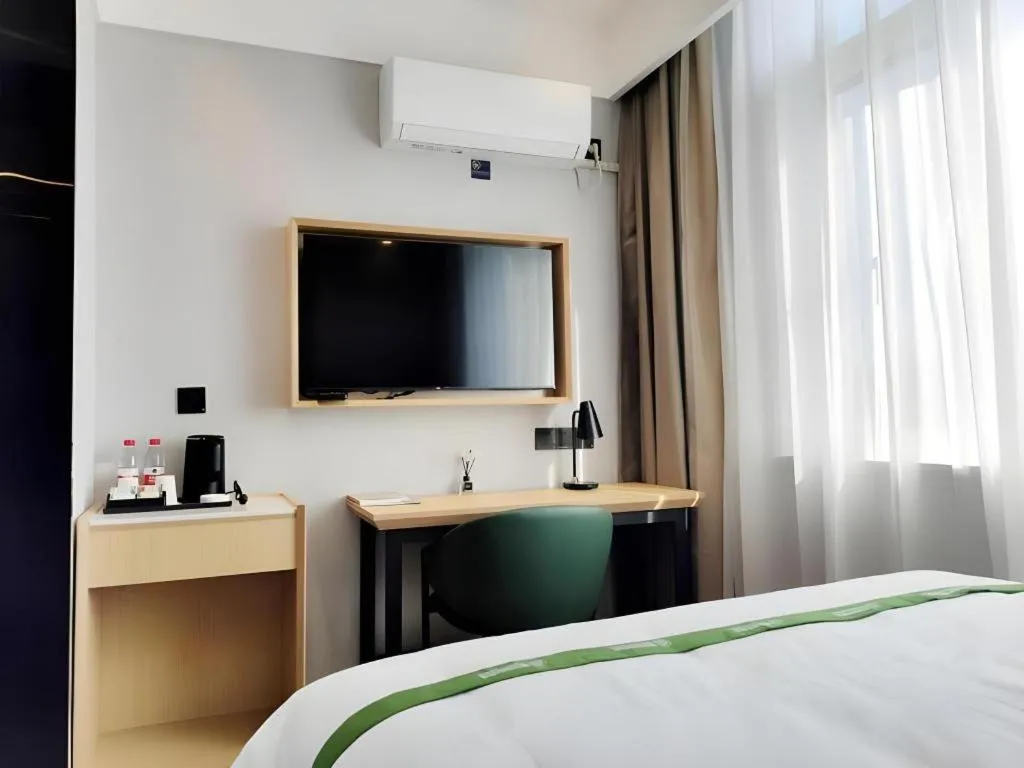 Bed in GreenTree Inn Express Qingdao Jiaodong International Airport