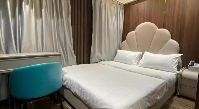 Bed in Sunny Day Hotel