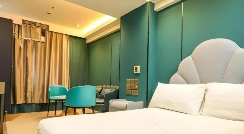 Bed in Sunny Day Hotel