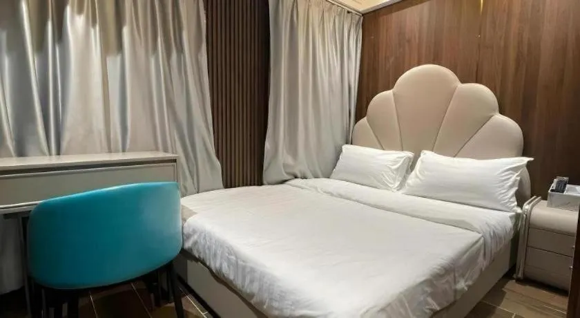 Bed in Sunny Day Hotel