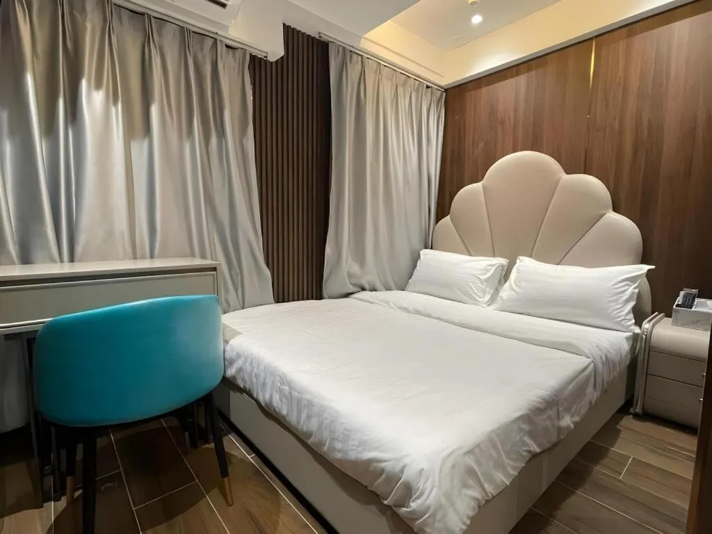 Bed in Sunny Day Hotel