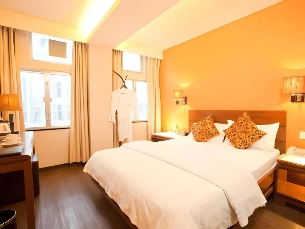 Bed in Sunny Day Hotel