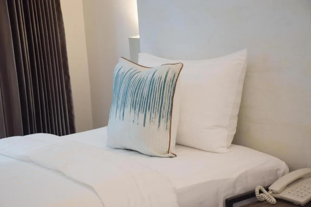 Bed in Analynn Hotel