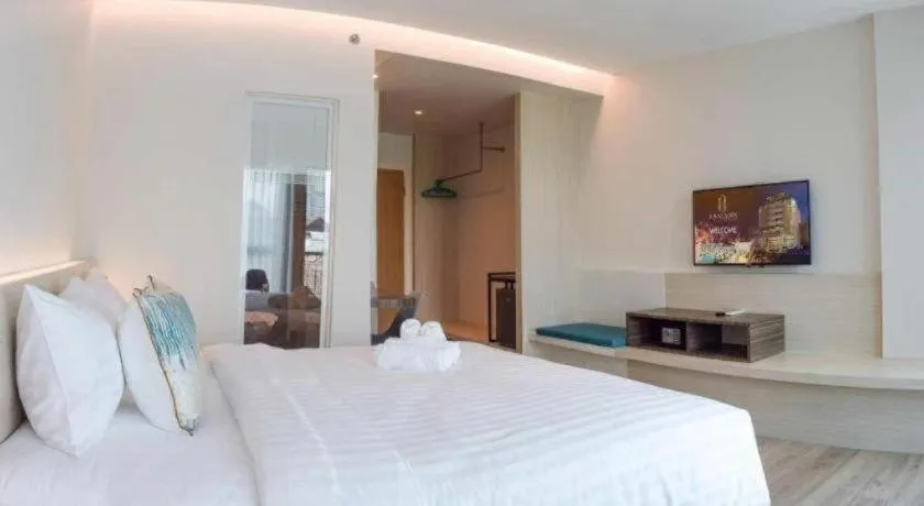 Bed in Analynn Hotel