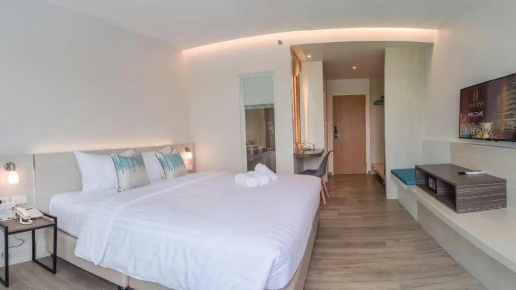 Bed in Analynn Hotel