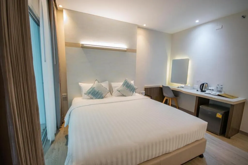 Bed in Analynn Hotel