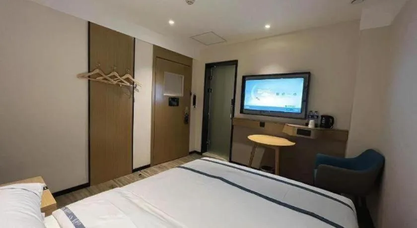 Bed in City Comfort Inn Wuhan Yangtze River Bridge Yellow Crane Tower