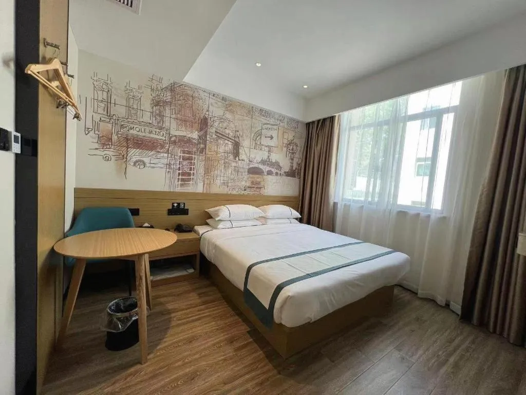 Bed in City Comfort Inn Wuhan Yangtze River Bridge Yellow Crane Tower