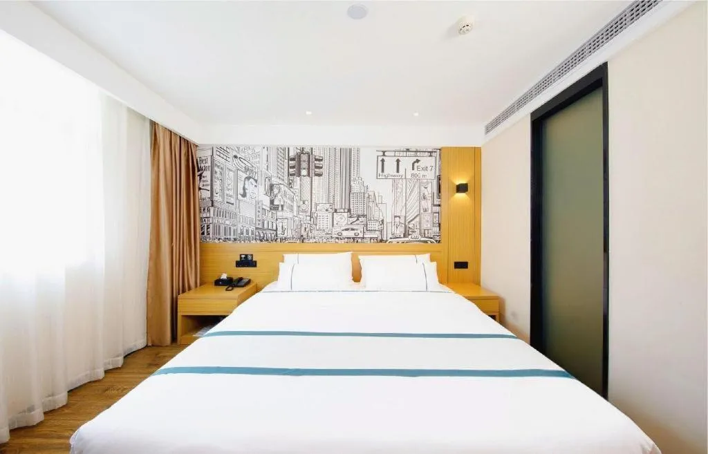 Bed in City Comfort Inn Wuhan Yangtze River Bridge Yellow Crane Tower