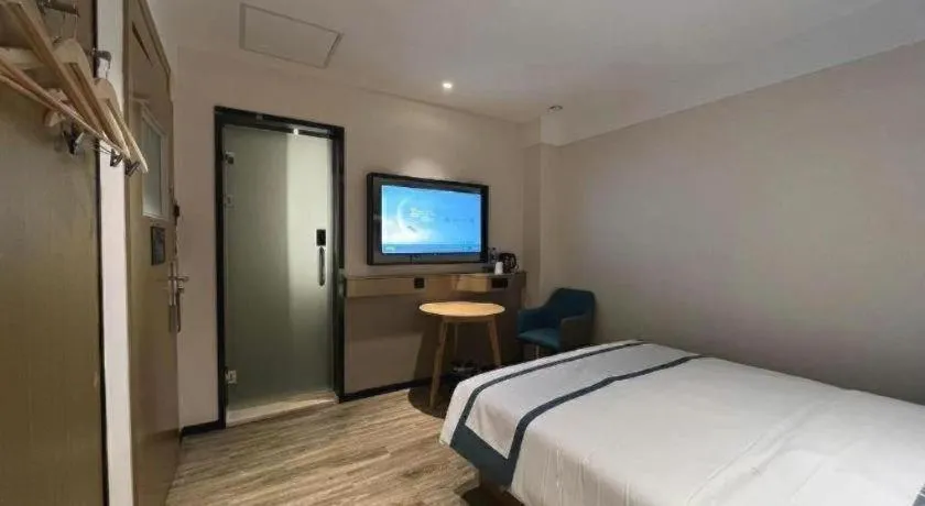 Bed in City Comfort Inn Wuhan Yangtze River Bridge Yellow Crane Tower