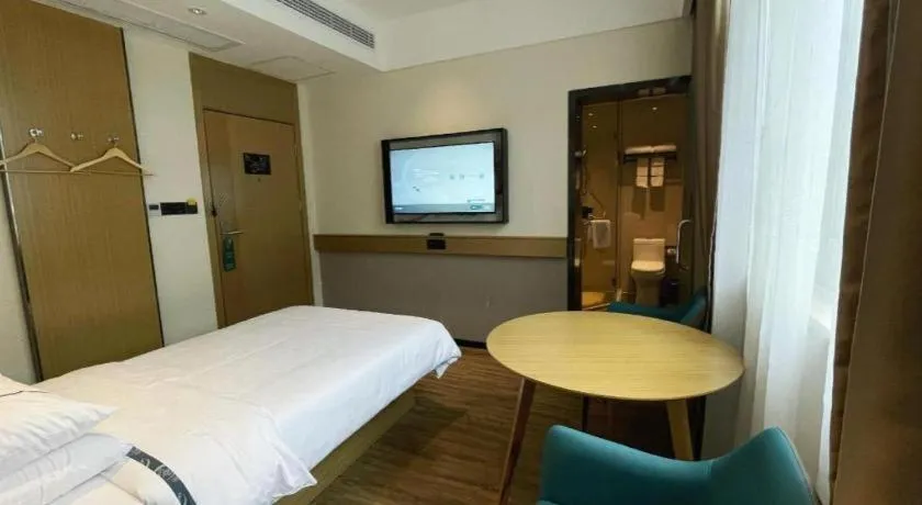 Bed in City Comfort Inn Wuhan Yangtze River Bridge Yellow Crane Tower