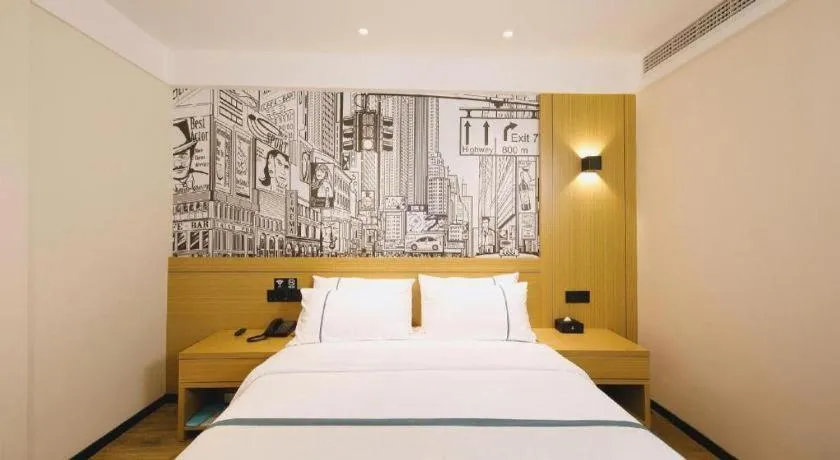 Bed in City Comfort Inn Wuhan Yangtze River Bridge Yellow Crane Tower