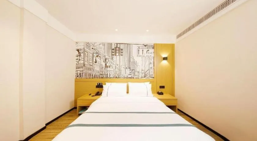 Bed in City Comfort Inn Wuhan Yangtze River Bridge Yellow Crane Tower
