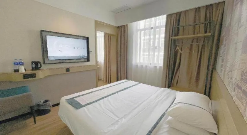 Bed in City Comfort Inn Wuhan Yangtze River Bridge Yellow Crane Tower