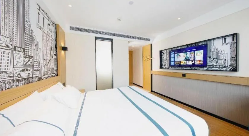 Bed in City Comfort Inn Wuhan Yangtze River Bridge Yellow Crane Tower