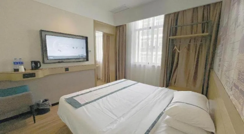 Bed in City Comfort Inn Wuhan Yangtze River Bridge Yellow Crane Tower