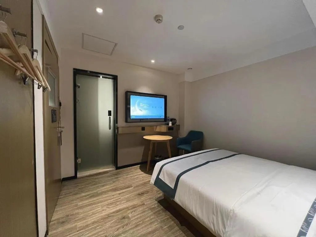 Bed in City Comfort Inn Wuhan Yangtze River Bridge Yellow Crane Tower