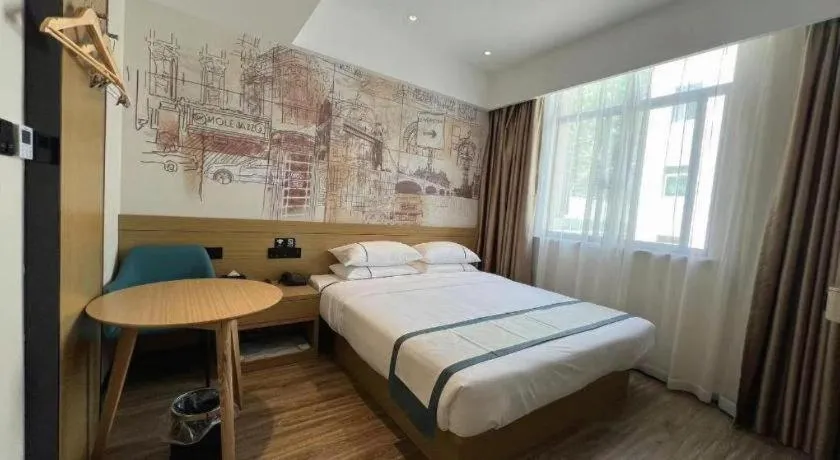 Bed in City Comfort Inn Wuhan Yangtze River Bridge Yellow Crane Tower