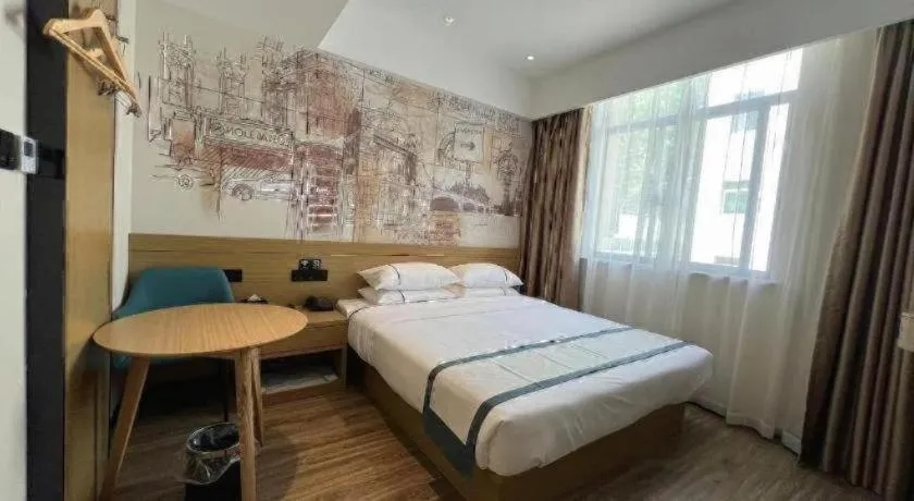 Bed in City Comfort Inn Wuhan Yangtze River Bridge Yellow Crane Tower