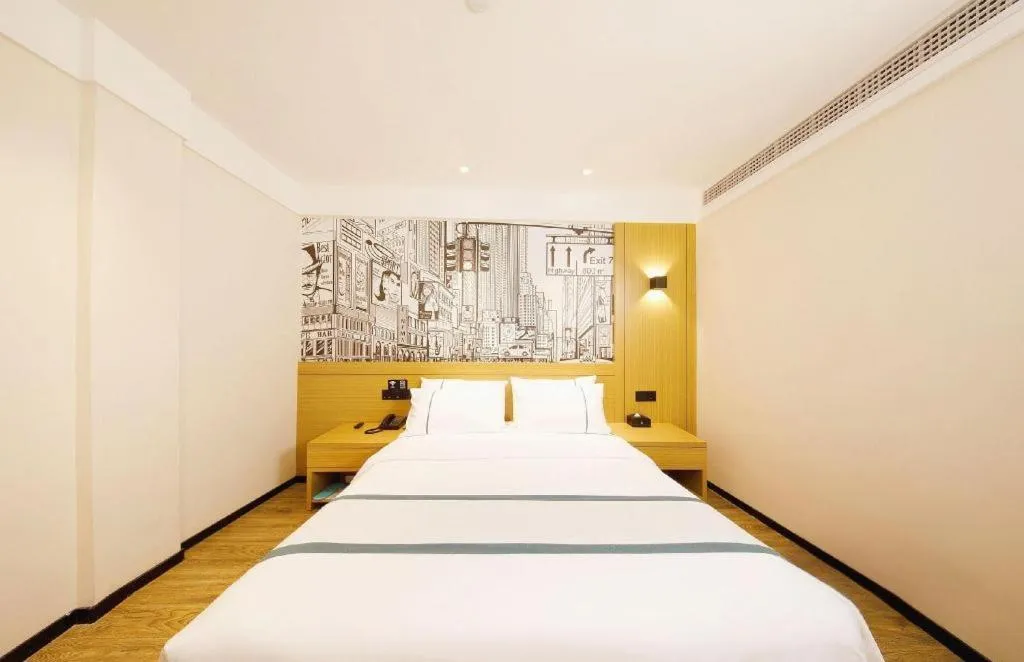 Bed in City Comfort Inn Wuhan Yangtze River Bridge Yellow Crane Tower