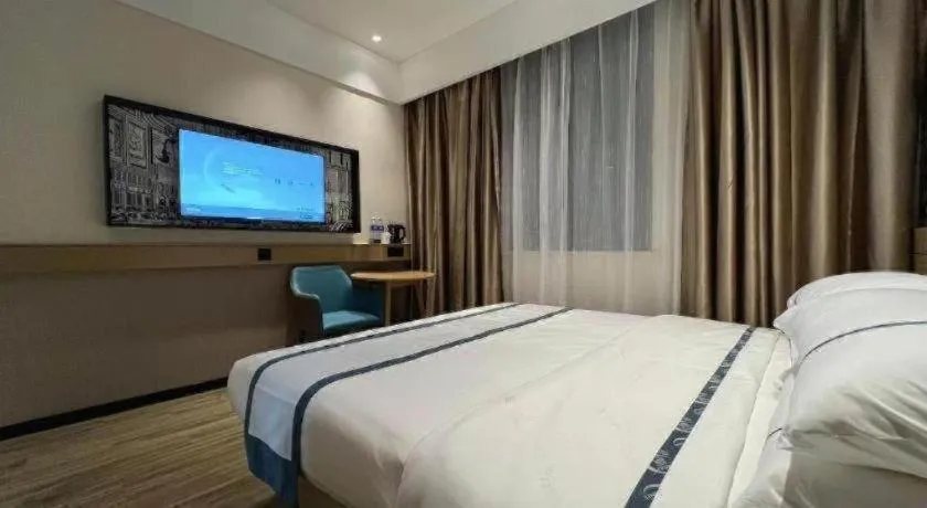 Bed in City Comfort Inn Wuhan Yangtze River Bridge Yellow Crane Tower