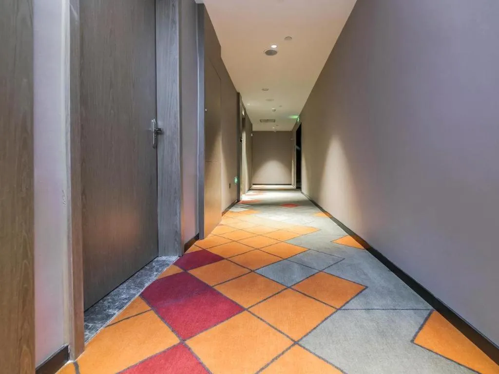 Borrman Hotel Korla Peacock River