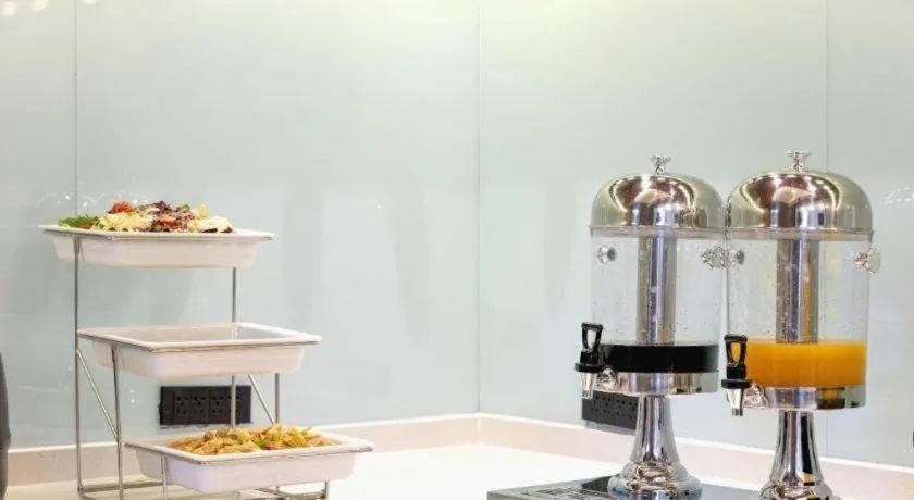 Borrman Hotel Korla Peacock River