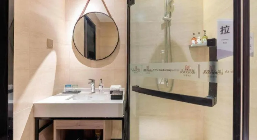 Borrman Hotel Korla Peacock River