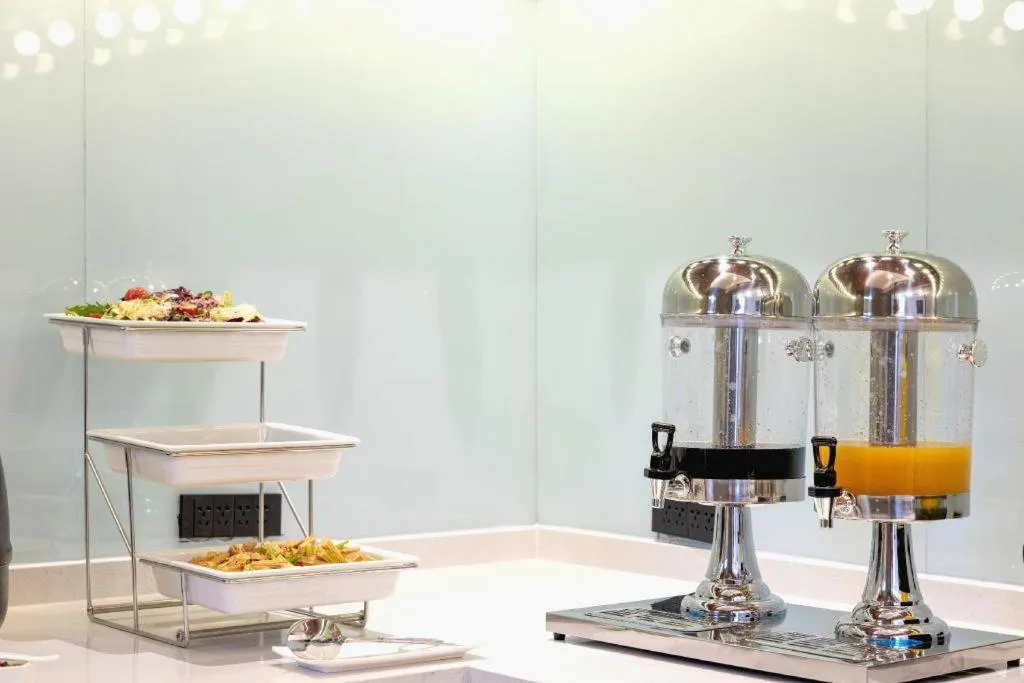 Borrman Hotel Korla Peacock River