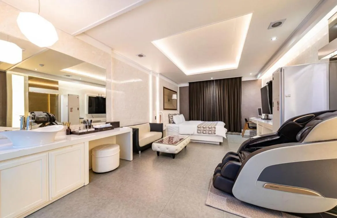 Bed in Gentleman Hotel