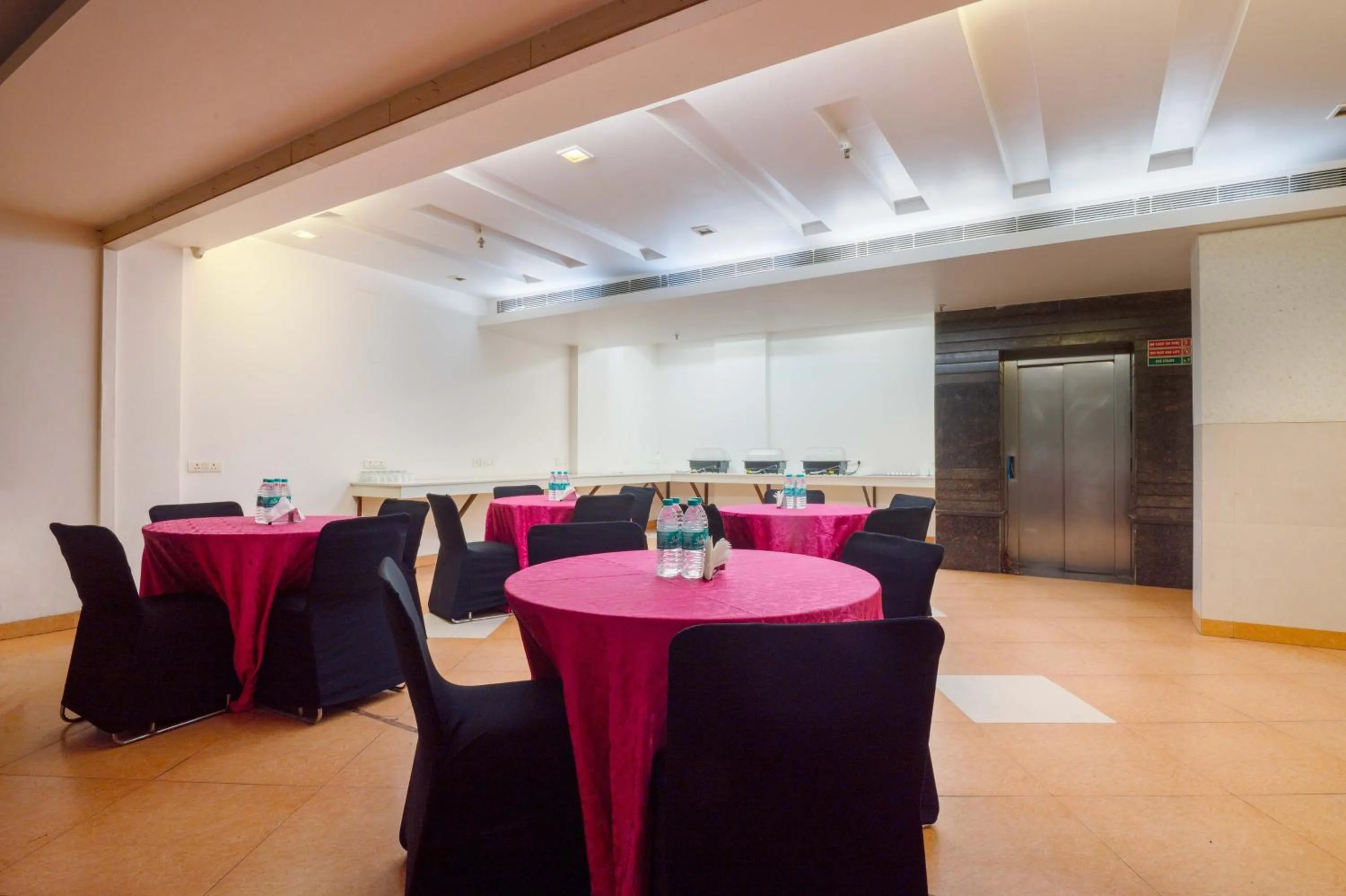 Meeting/conference room in Treebo Twin Tree