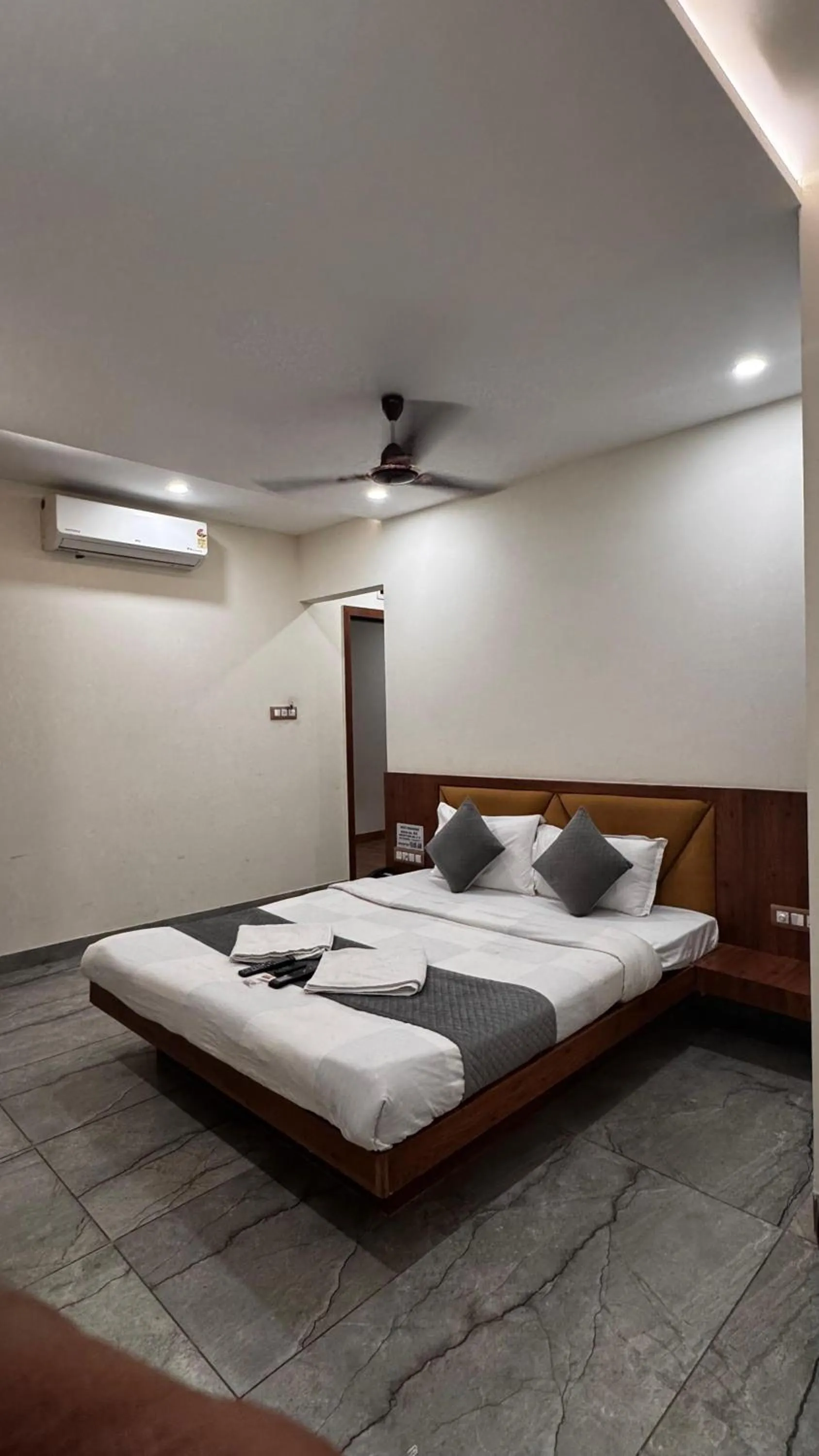 room service, Bed in Hotel PRAKASHAM