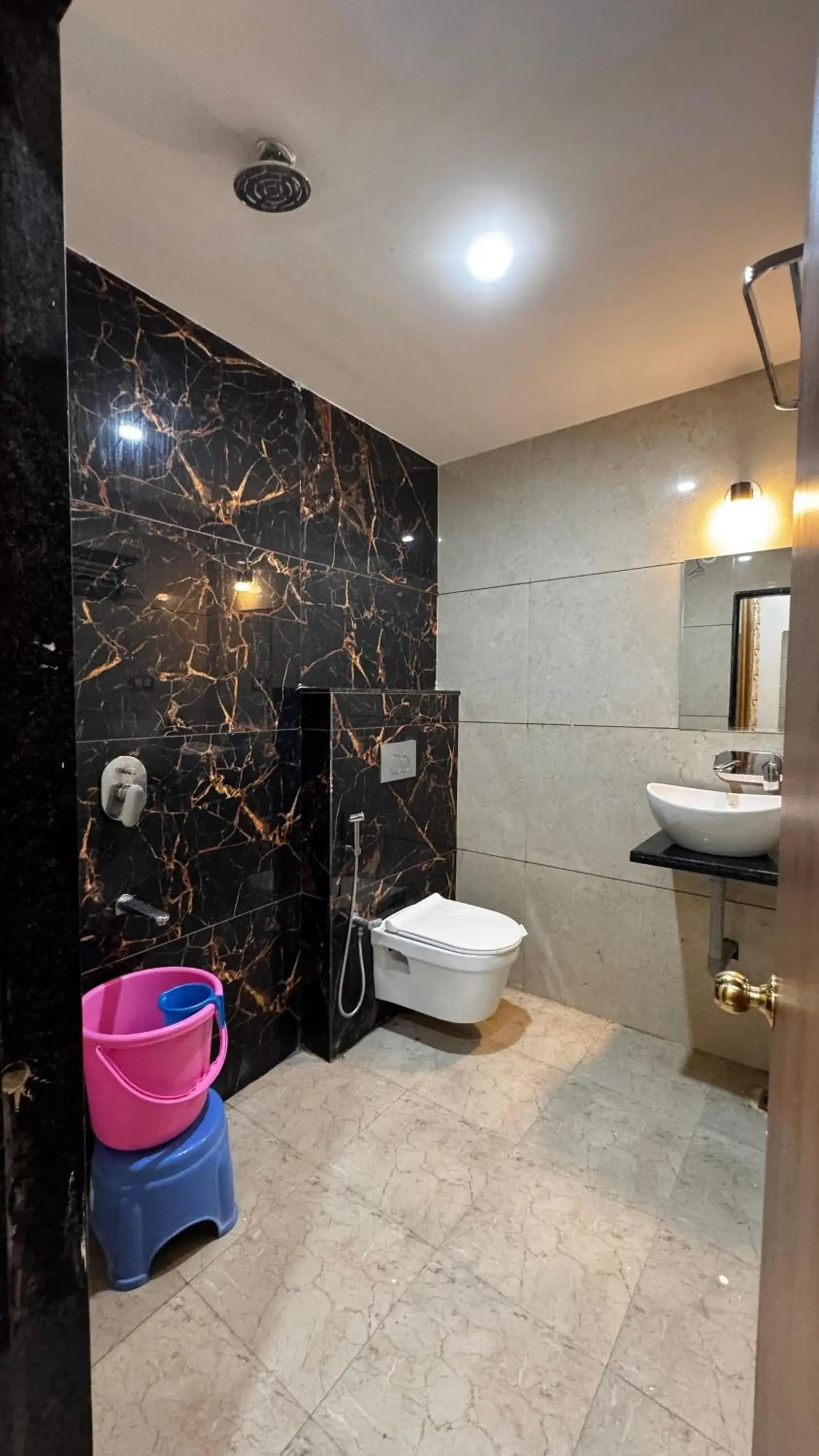 Shower in Hotel PRAKASHAM Shower in Hotel PRAKASHAM