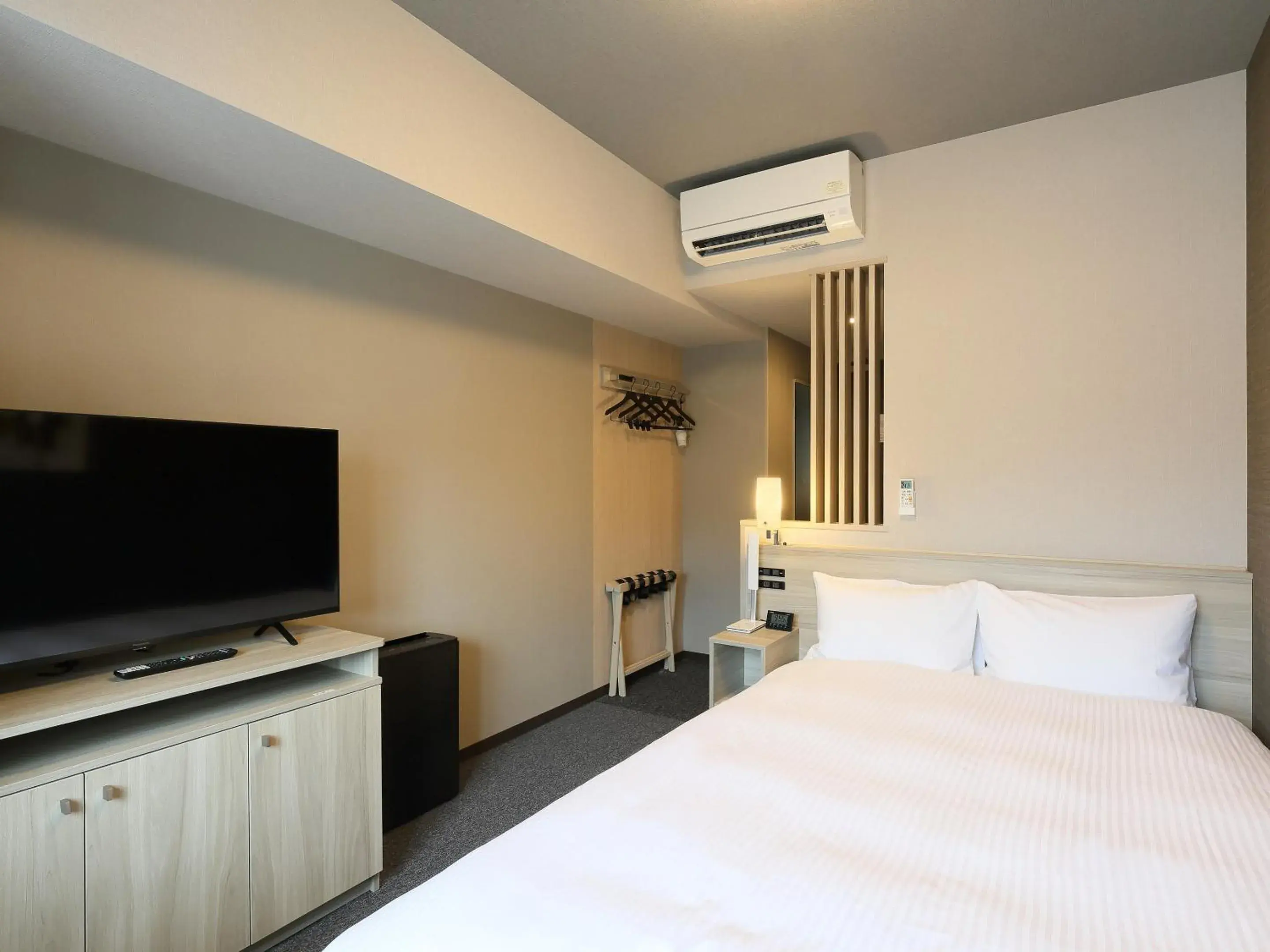 Double Room with Small Double Bed - single occupancy - Non-Smoking in Hotel Route Inn Grand Kainan Ekimae Double Room with Small Double Bed - single occupancy - Non-Smoking in Hotel Route Inn Grand Kainan Ekimae