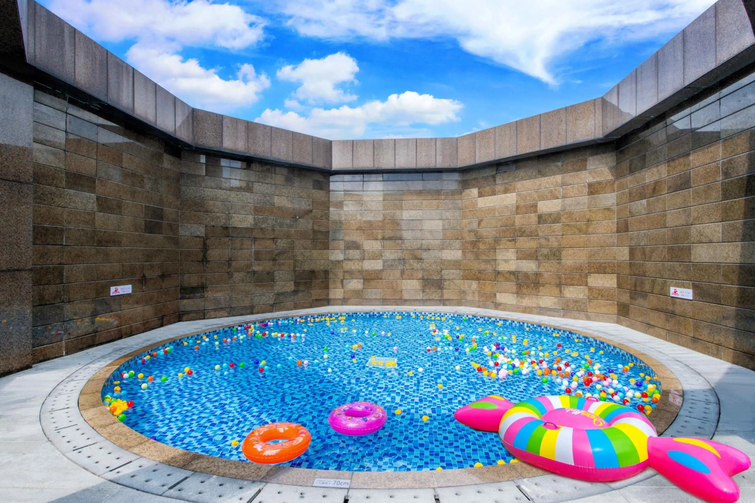 Swimming pool in Pullman Foshan Shunde
