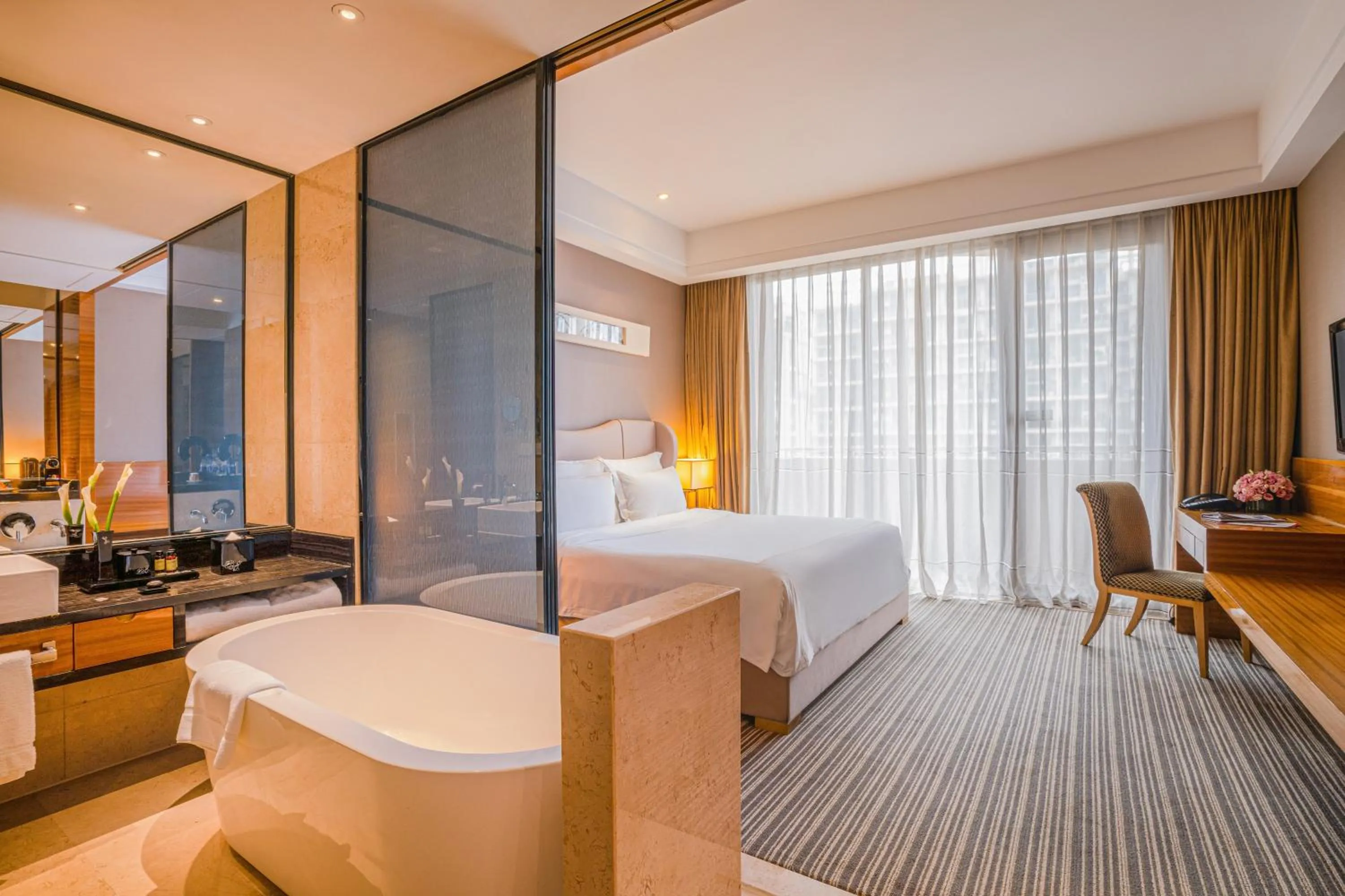 Photo of the whole room, Bed in Pullman Foshan Shunde