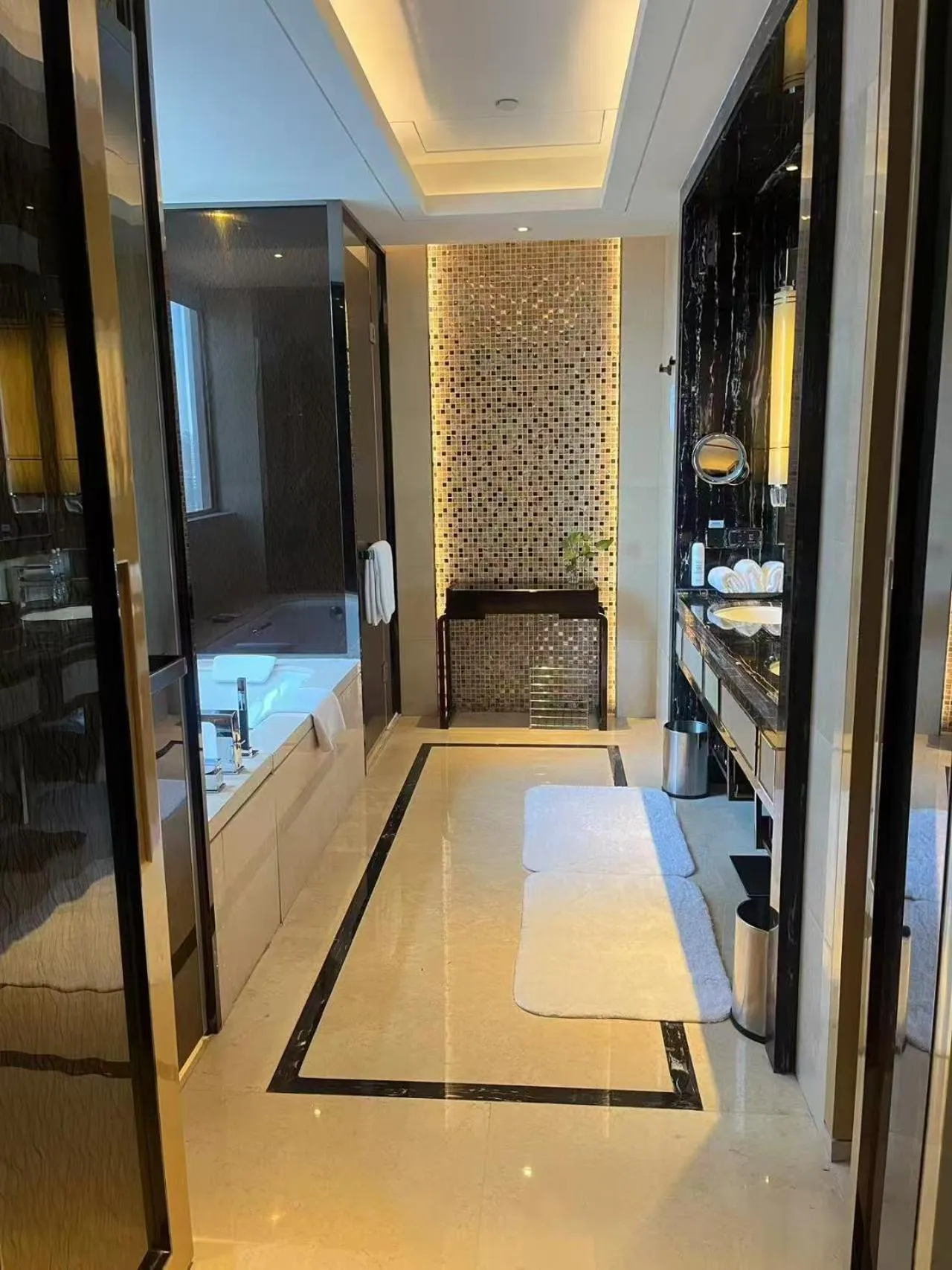 Bathroom, Bed in Wanda Realm Jining