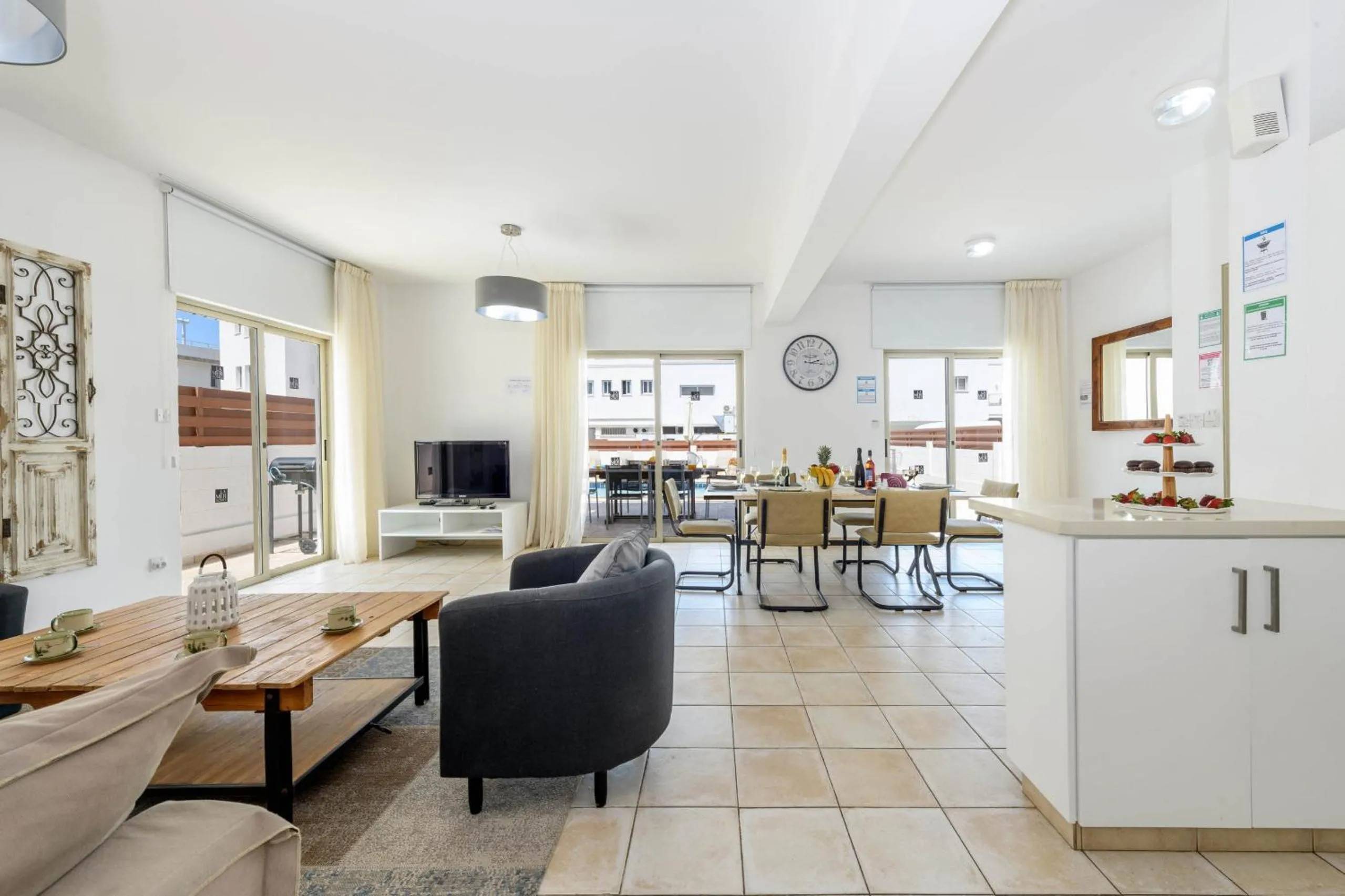 Communal lounge/ TV room in Sunrise Bay Villa #5