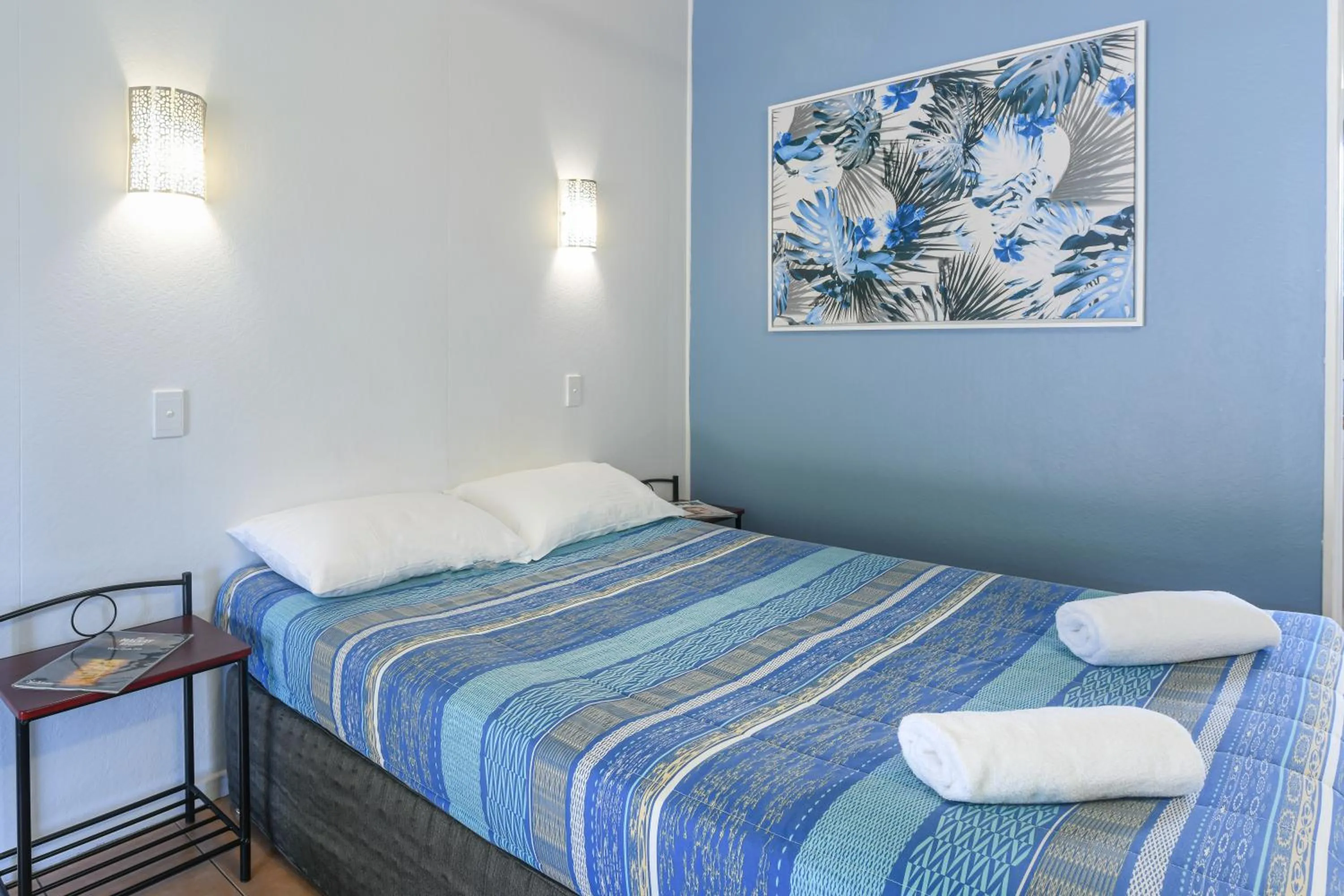 Bed in Cool Palms Motel