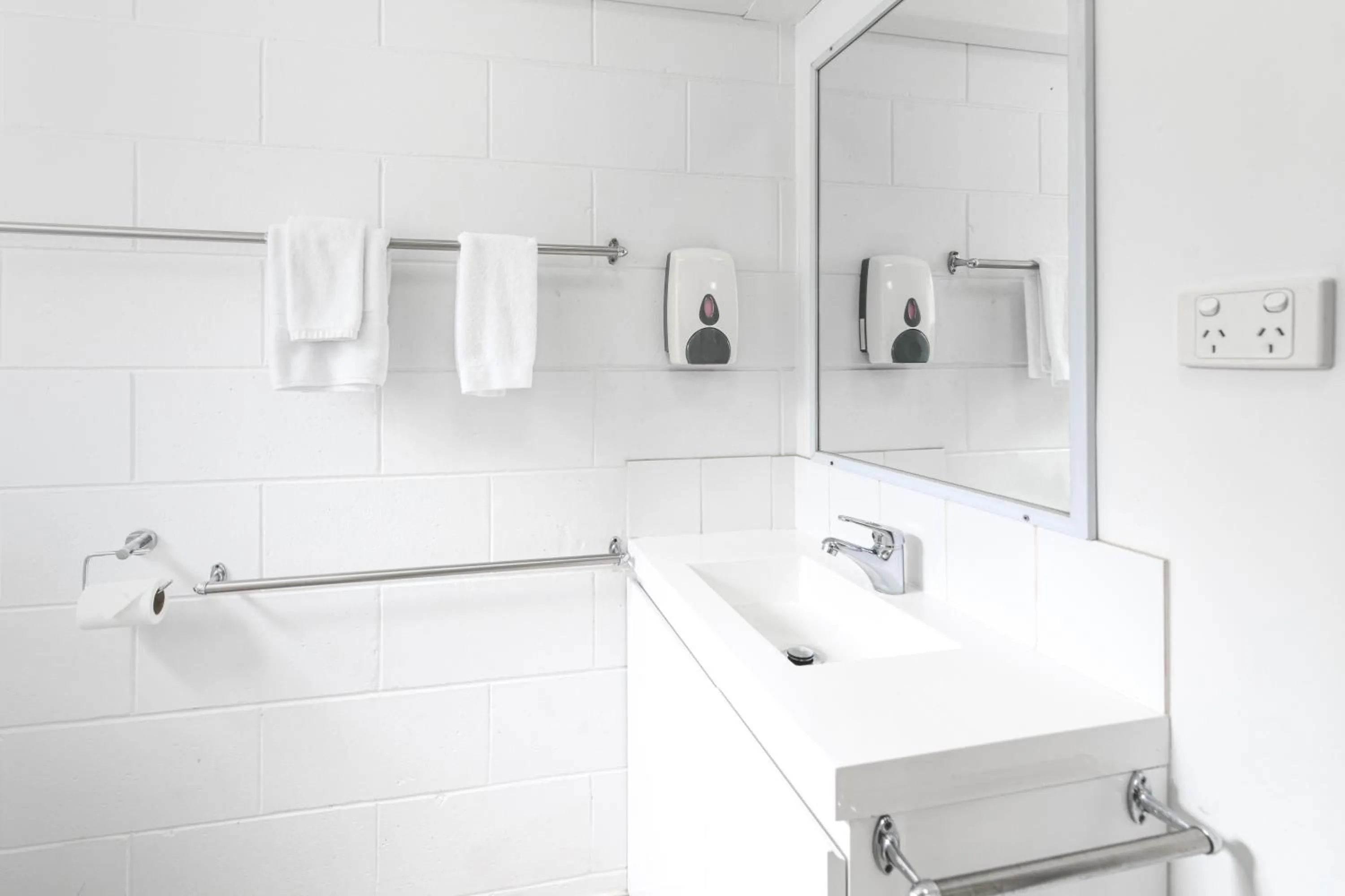 Bathroom in Cool Palms Motel