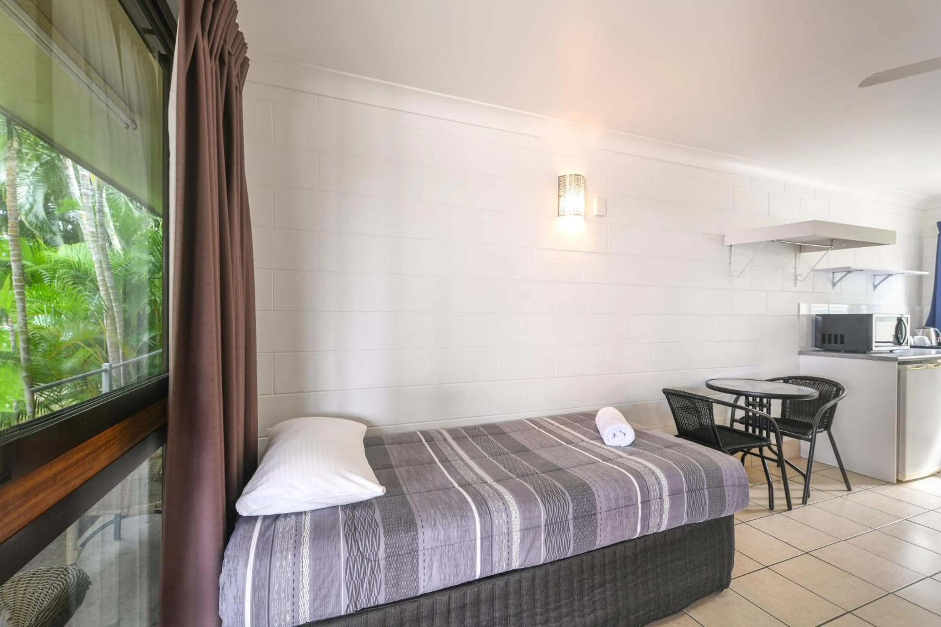 Bed in Cool Palms Motel