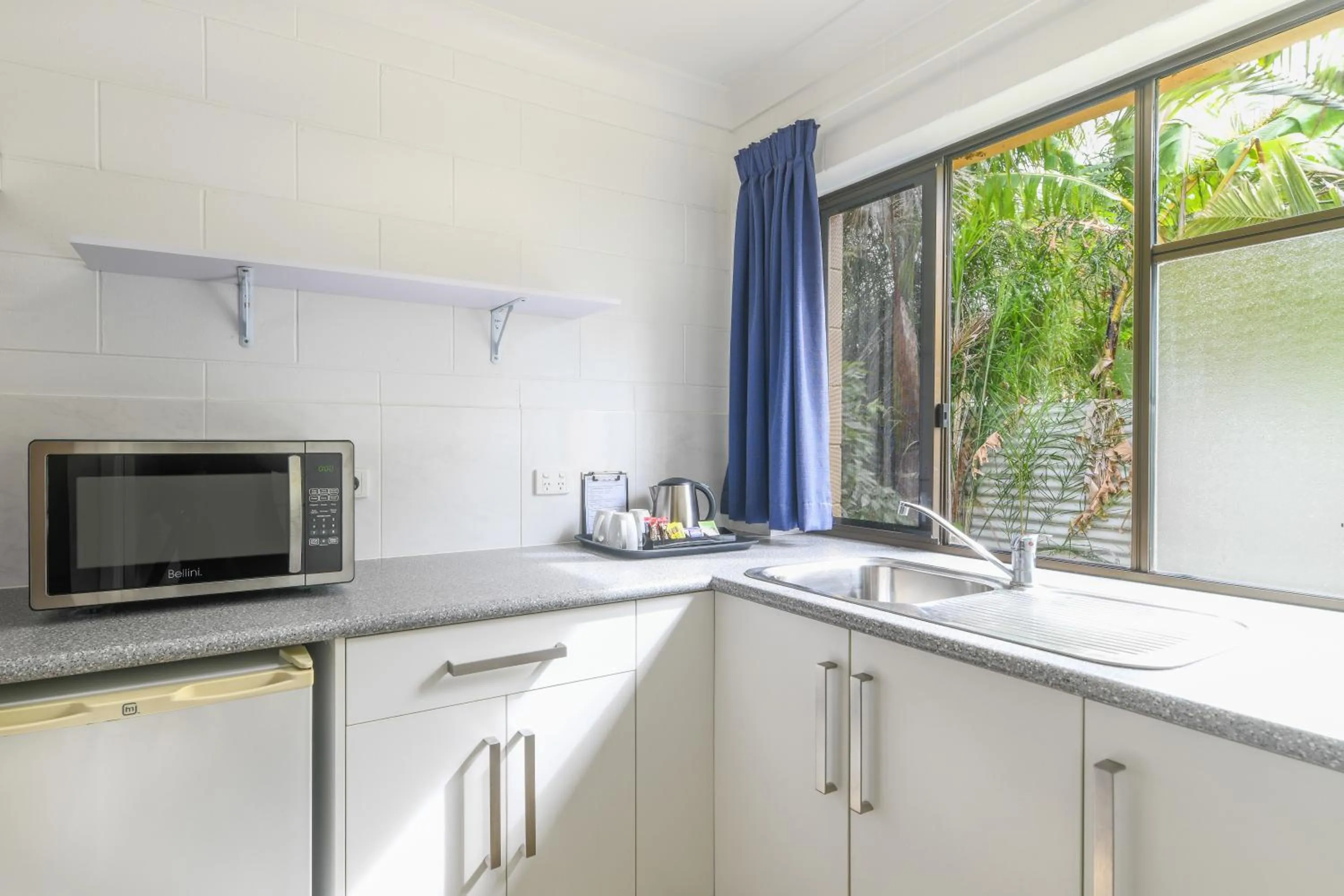 Kitchen or kitchenette in Cool Palms Motel