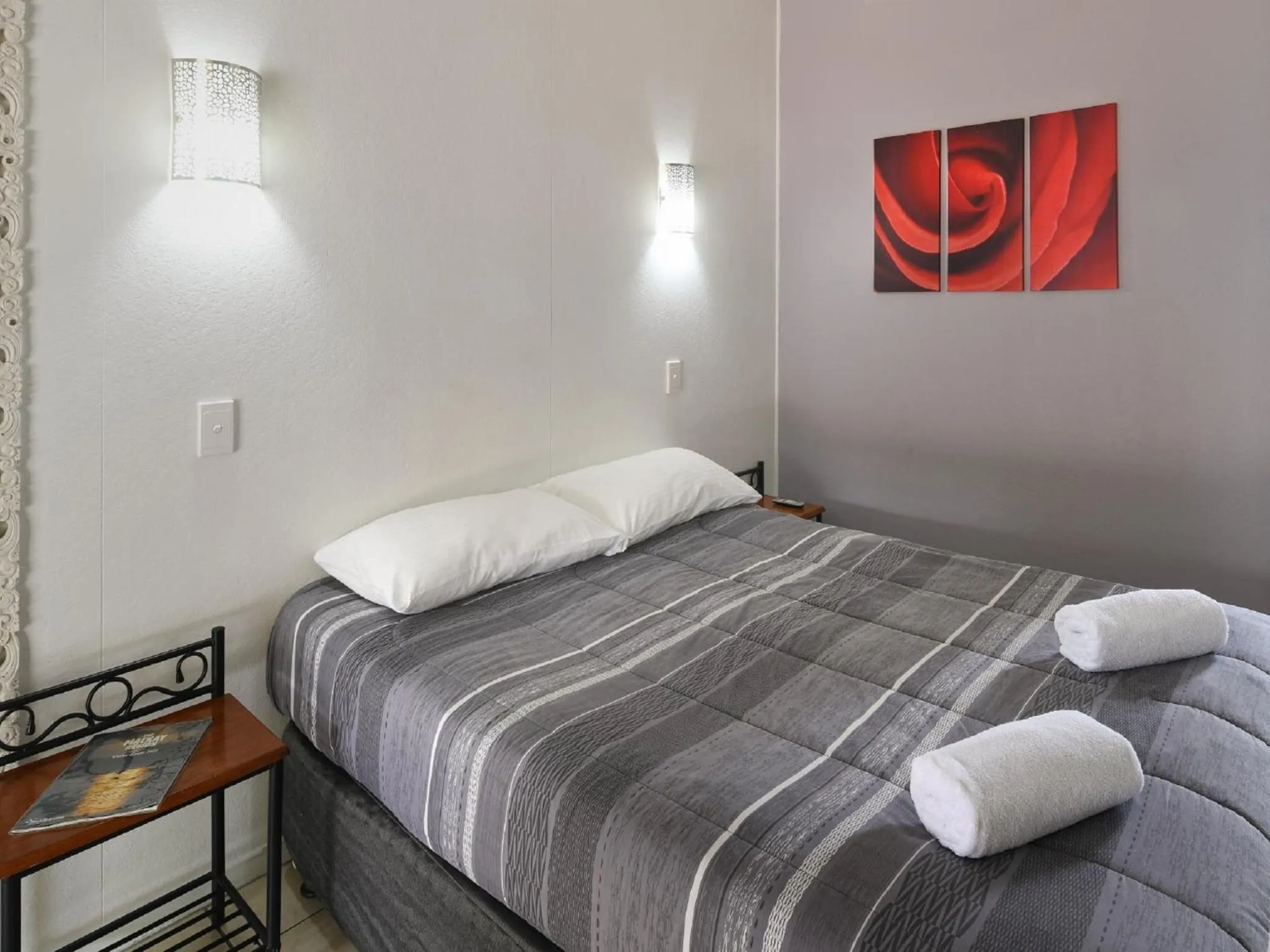 Bed in Cool Palms Motel