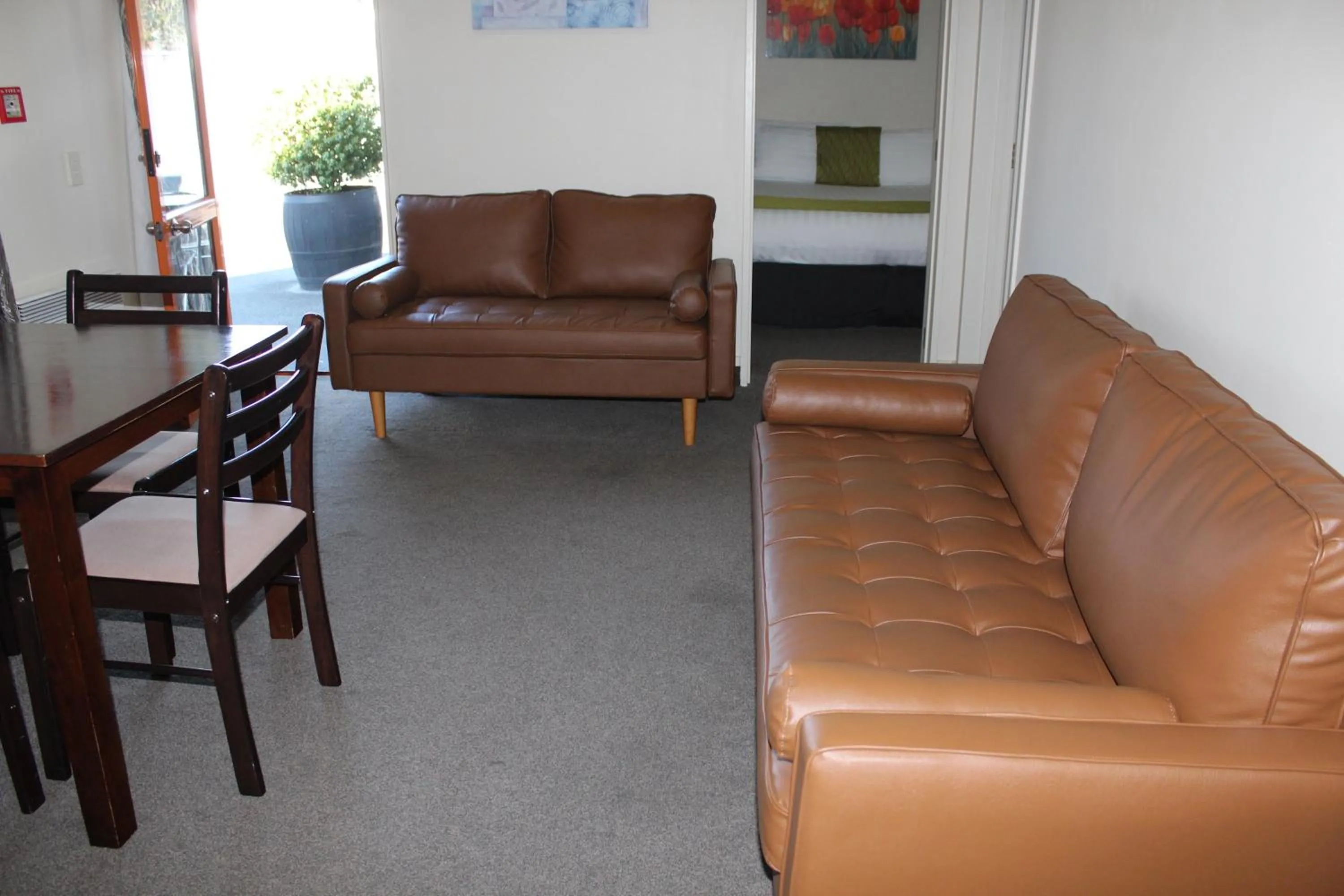 Living room in Gladstone Motel