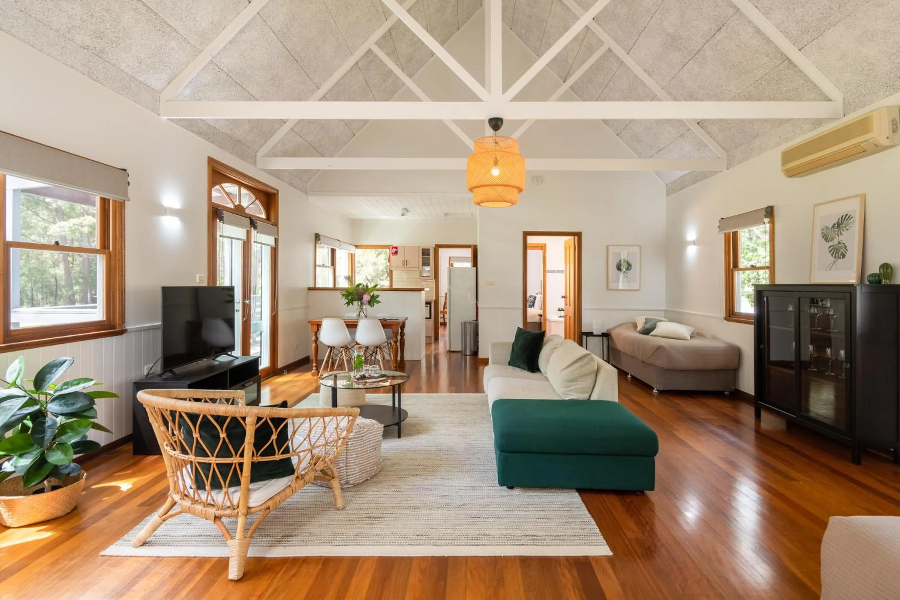 Living room in Bay and Bush Jervis Bay - Nature Retreat
