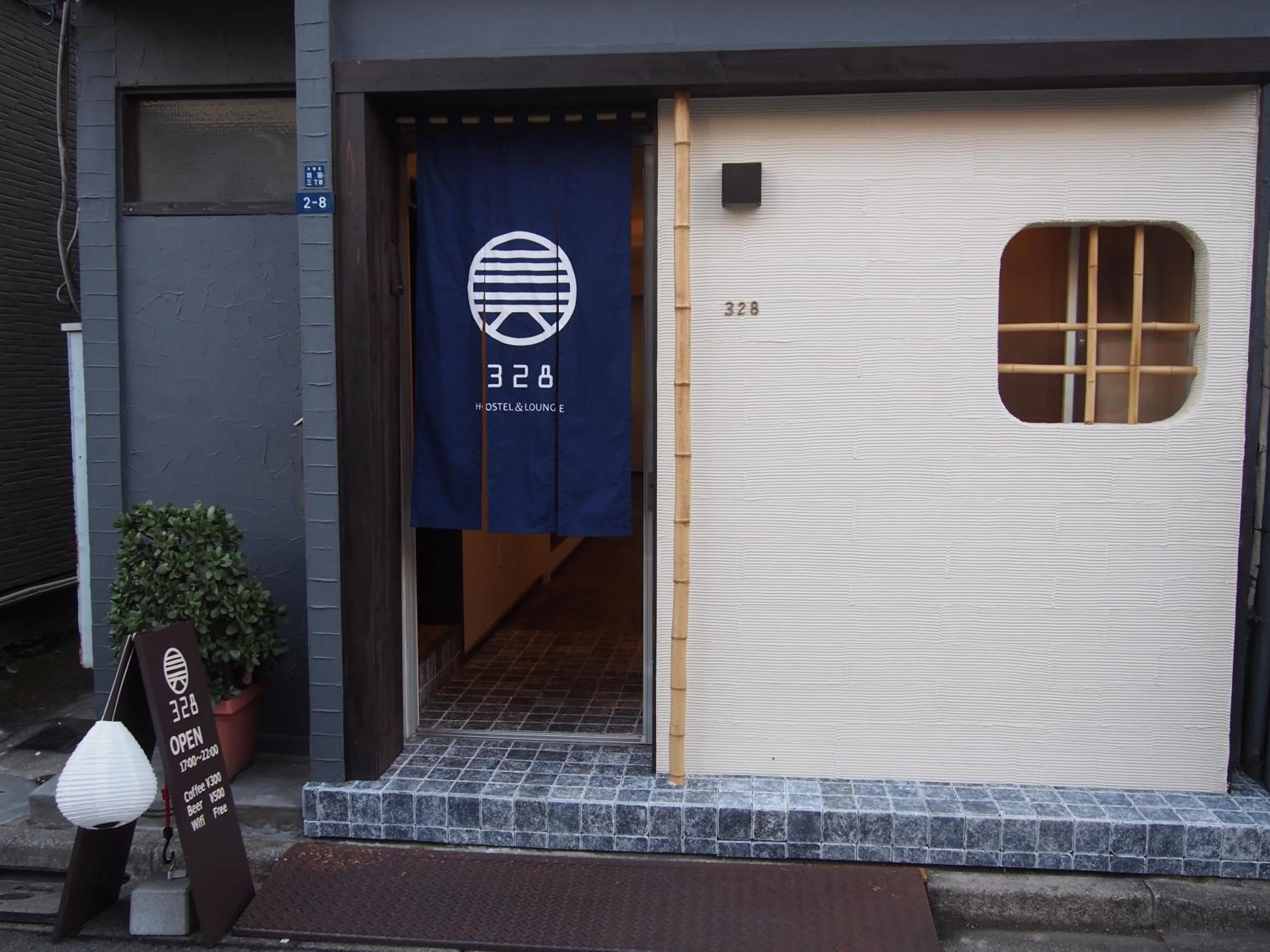 Property building in 328 Hostel & Lounge